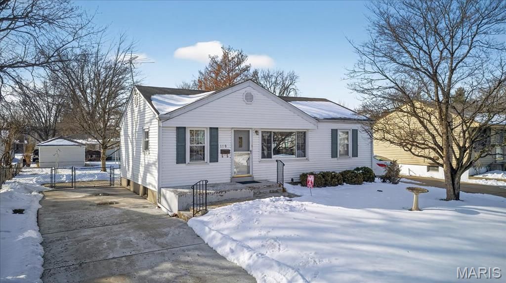 190 Saint Baptista Lane, Florissant, MO 63031