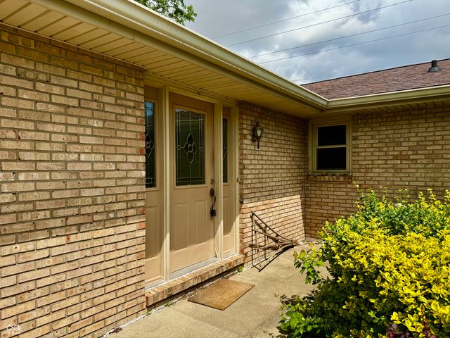 4860 Woodcrest Drive, Columbus, IN 47203