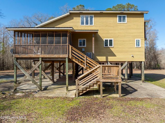 106 River Bend Drive, Burgaw, NC 28425