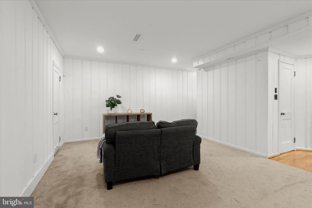 Image 37 of property listing at 6022 LOCH RAVEN BLVD, Baltimore, MD 21239