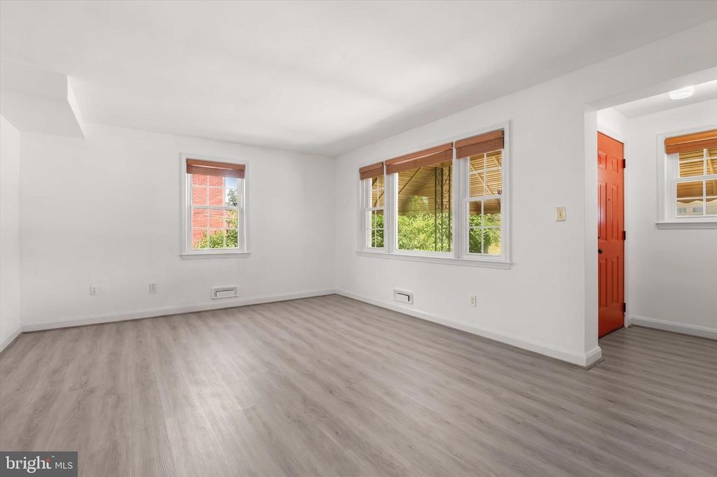 Image 7 of property listing at 6022 LOCH RAVEN BLVD, Baltimore, MD 21239