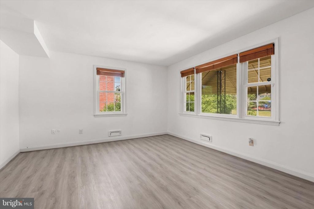 Image 8 of property listing at 6022 LOCH RAVEN BLVD, Baltimore, MD 21239