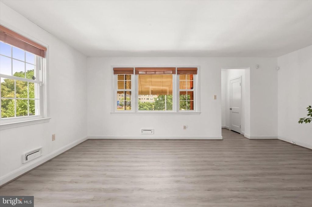 Image 9 of property listing at 6022 LOCH RAVEN BLVD, Baltimore, MD 21239