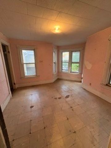 20 Hawthorne St, Springfield, MA 01105