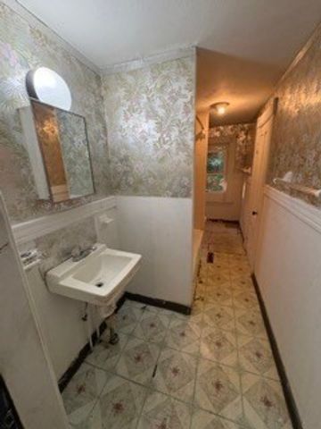 20 Hawthorne St, Springfield, MA 01105