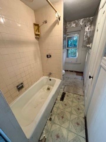 20 Hawthorne St, Springfield, MA 01105