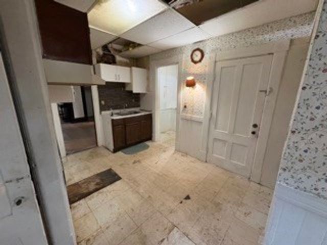 20 Hawthorne St, Springfield, MA 01105
