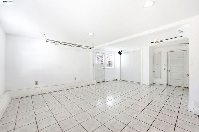 5814 Fleming Ave, Oakland, CA 94605