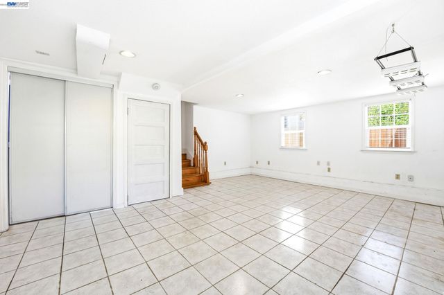 5814 Fleming Ave, Oakland, CA 94605