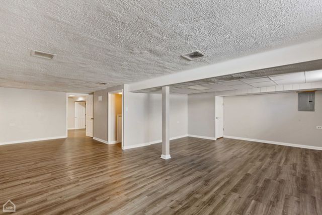 15666 Woodlawn East Avenue, South Holland, IL 60473