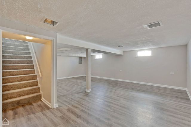 15666 Woodlawn East Avenue, South Holland, IL 60473