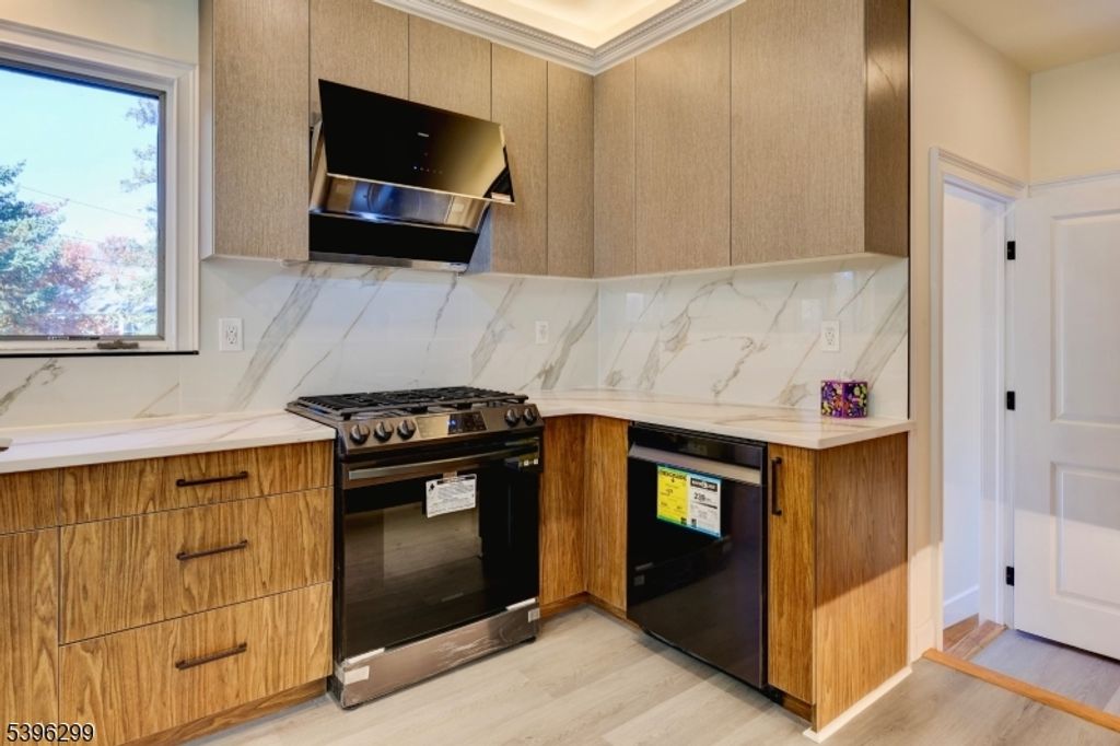 Image 11 of property listing at 58 Zeliff Ave, Little Falls Twp., NJ 07424