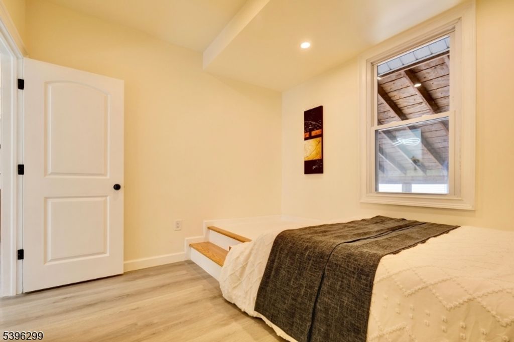 Image 17 of property listing at 58 Zeliff Ave, Little Falls Twp., NJ 07424