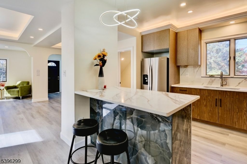 Image 8 of property listing at 58 Zeliff Ave, Little Falls Twp., NJ 07424