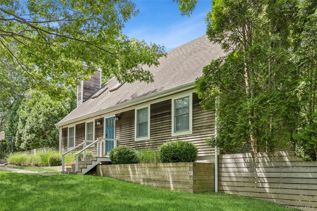 17 Squires Boulevard, Hampton Bays, NY 11946