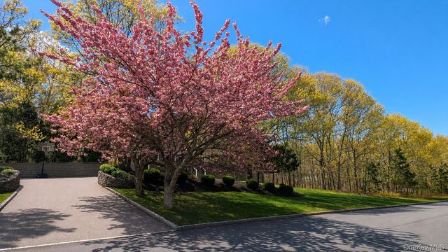 17 Squires Boulevard, Hampton Bays, NY 11946