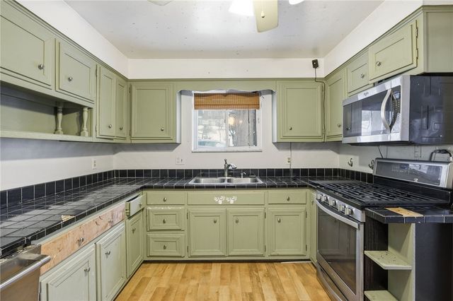 3801 Greenfield Rd, Hampton, PA 15101