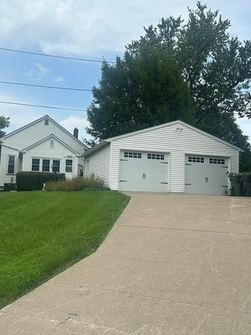 1363 2nd Avenue S, Clinton, IA 52732