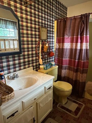 1363 2nd Avenue S, Clinton, IA 52732