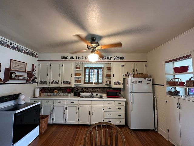 1363 2nd Avenue S, Clinton, IA 52732