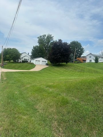 1363 2nd Avenue S, Clinton, IA 52732