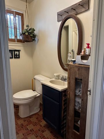 1363 2nd Avenue S, Clinton, IA 52732