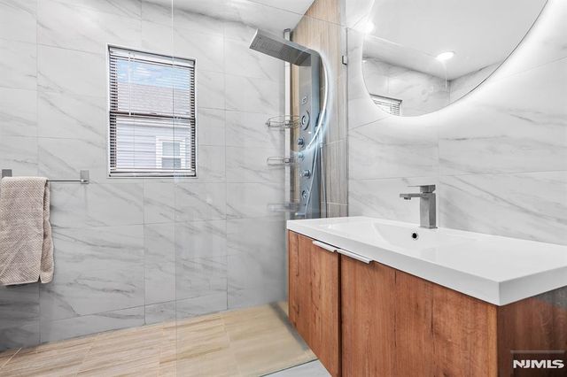316 Boulevard S, Saddle Brook, NJ 07663