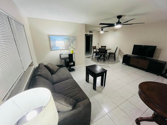 188 Cambridge H, West Palm Beach, FL 33417