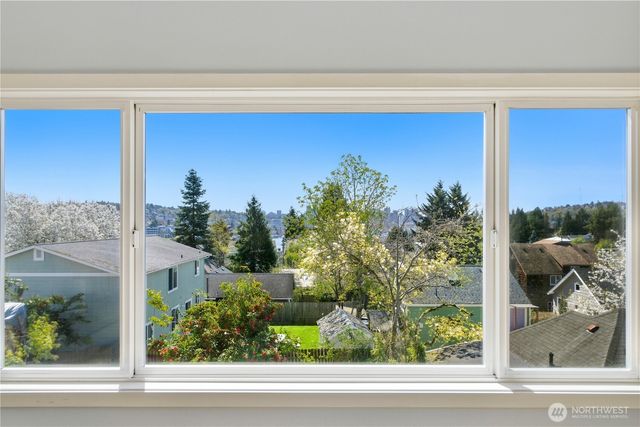 2313 N 39th Street, Seattle, WA 98103