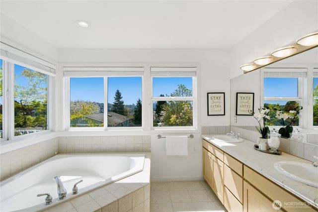 2313 N 39th Street, Seattle, WA 98103