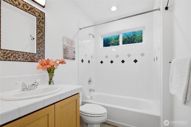 2313 N 39th Street, Seattle, WA 98103