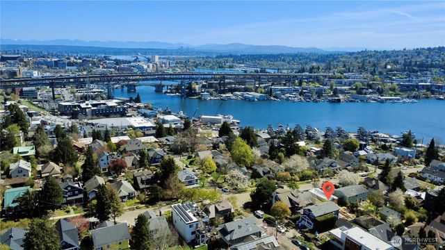 2313 N 39th Street, Seattle, WA 98103