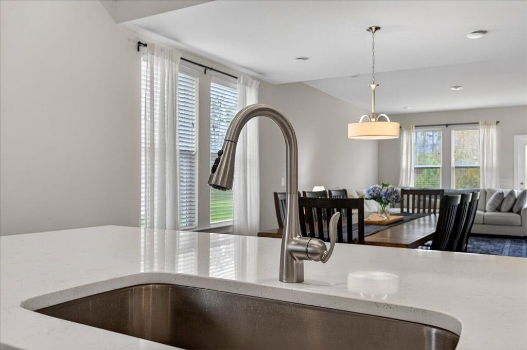 Image 8 of property listing at 210 Wappoo Trace Lane, Summerville, SC 29486