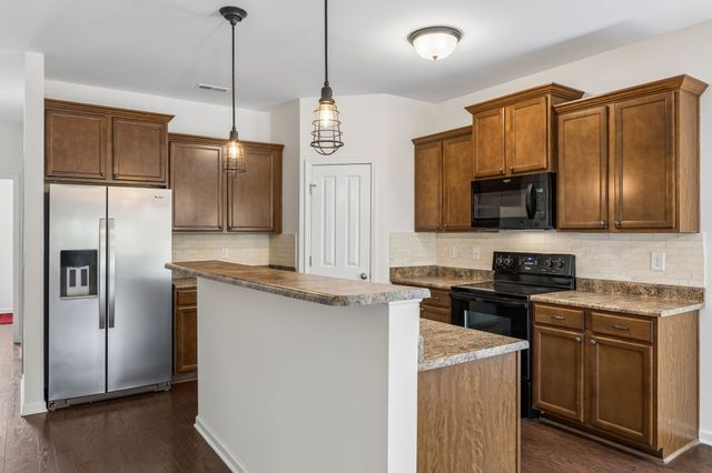 2450 Duxbury Dr, Columbia, TN 38401