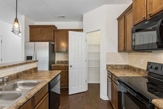 2450 Duxbury Dr, Columbia, TN 38401