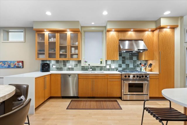 930 W Wolfram Street, Chicago, IL 60657