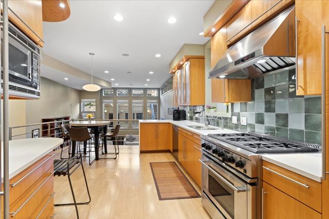 930 W Wolfram Street, Chicago, IL 60657
