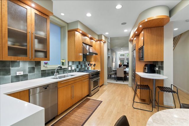 930 W Wolfram Street, Chicago, IL 60657