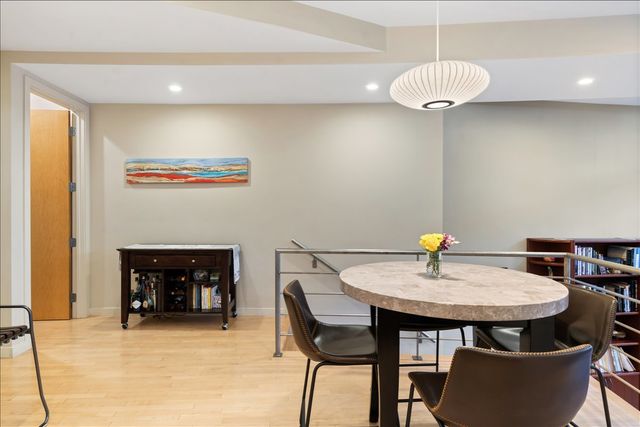 930 W Wolfram Street, Chicago, IL 60657