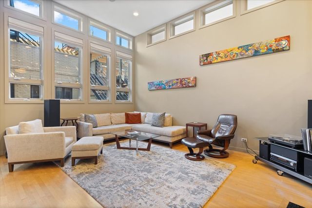 930 W Wolfram Street, Chicago, IL 60657
