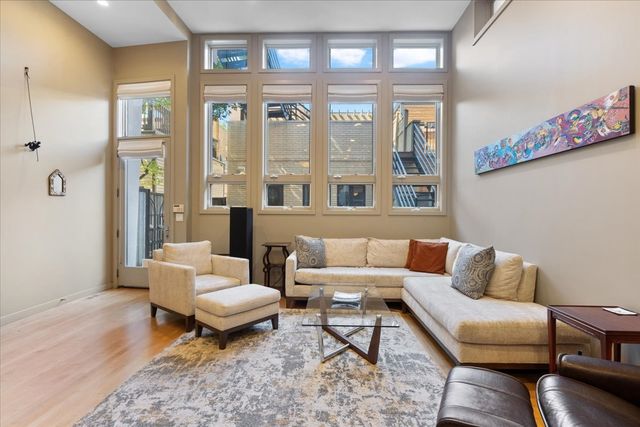 930 W Wolfram Street, Chicago, IL 60657