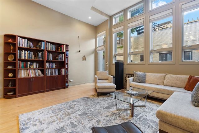930 W Wolfram Street, Chicago, IL 60657