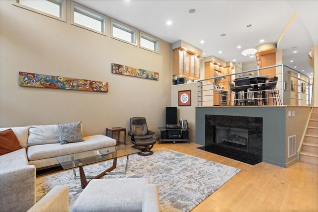 930 W Wolfram Street, Chicago, IL 60657