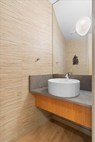 930 W Wolfram Street, Chicago, IL 60657