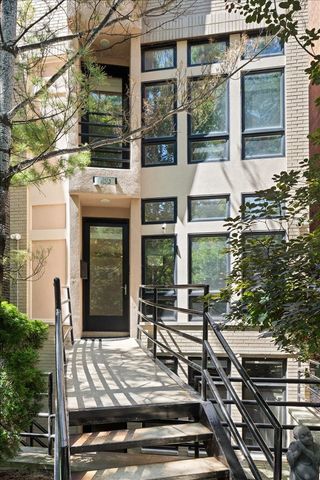 930 W Wolfram Street, Chicago, IL 60657