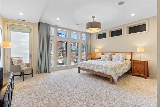 930 W Wolfram Street, Chicago, IL 60657