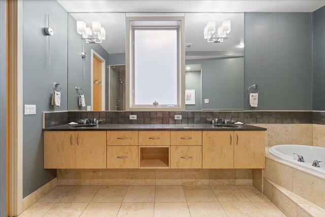 930 W Wolfram Street, Chicago, IL 60657