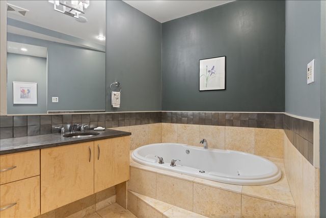 930 W Wolfram Street, Chicago, IL 60657