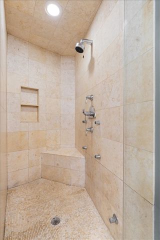 930 W Wolfram Street, Chicago, IL 60657
