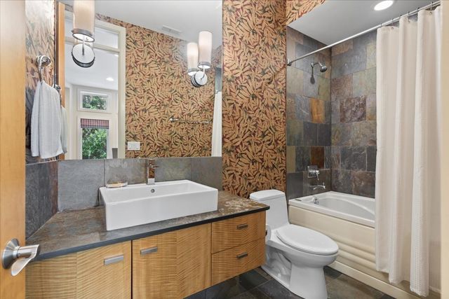 930 W Wolfram Street, Chicago, IL 60657